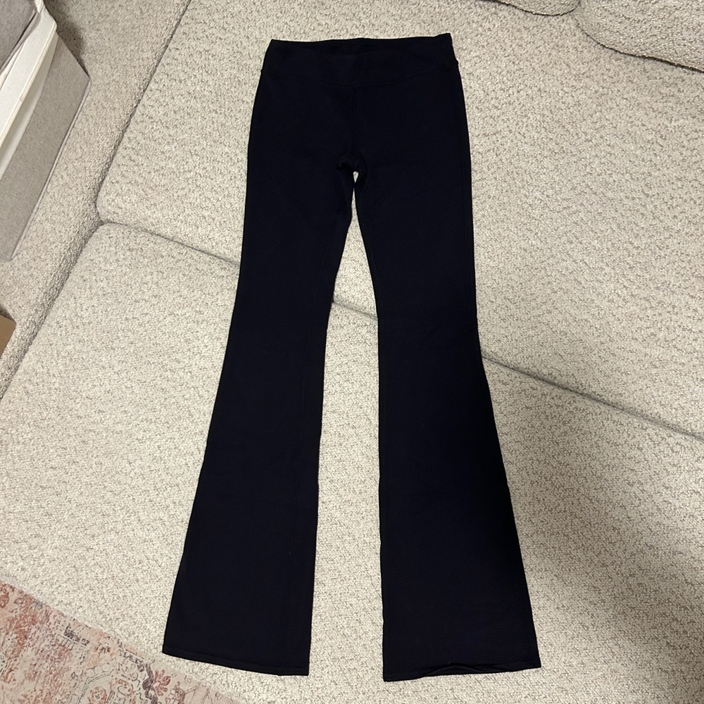 ALO Yoga Airbrush Low-Rise Bootcut Legging in Black